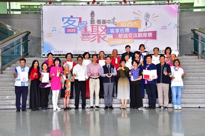 江俊龍主委頒發獎座、獎狀及獎金予以鼓勵