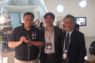 鄭副市長手持展覽品與貴賓合照