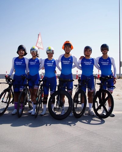 大甲高中選手劉恩秀、楊喬卉及謝治翔與中華代表隊聯隊摘下自由車混合團體計時賽銀牌(照片來源：中華奧會臉書粉絲專頁)