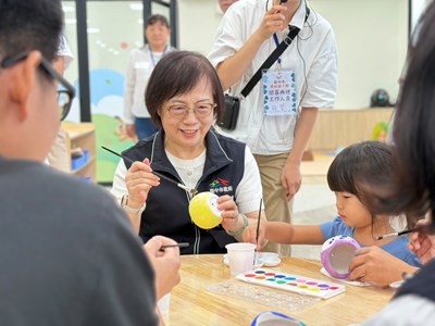 賴副市長與親子一起彩繪貓頭鷹花器jpg