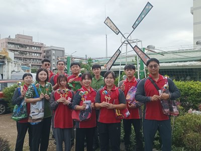 南屯區清潔隊-隊員手持DIY泡泡棒與環保購物袋