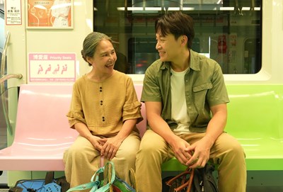 兩位主角搭上捷運，奔向相聚時刻