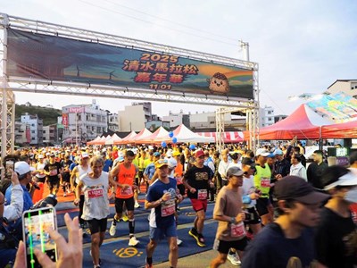 2025清水馬拉松嘉年華於清水紫雲巖熱鬧開跑，共吸引逾2000名跑者參加。