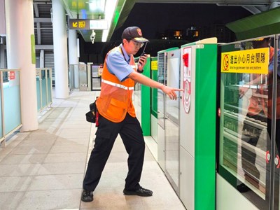 保全發現異狀，立即按壓緊急停車按鈕並通報站長。