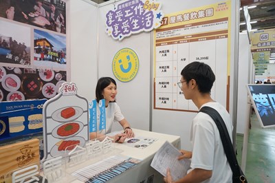 求職民眾與廠商面試