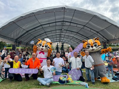 2025市民野餐日大甲場，新聞局劉仲偉專門委員、大甲區長顏金源及議員楊啓邦、李文傑、大甲國小校長郭耿維與現場大小朋友一起同樂。