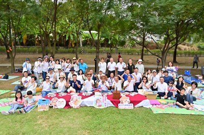 中市霧峰區野餐日，眾人開心合影