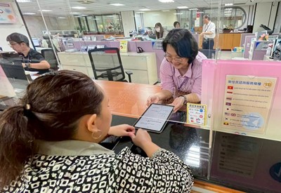 新住民諮詢服務櫃檯多語標示，方便新住民迅速找到服務窗口