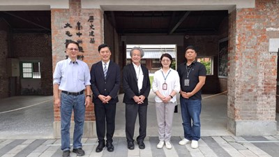 合影留念(中為國際學者西村幸夫)