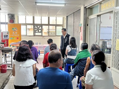 攤商領取加碼1.5萬元補助金