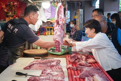 盧市長與攤商寒暄打氣