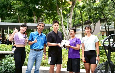 主照-運動局游局長與活動嘉賓頒獎予挑戰者，鼓勵民眾勇於挑戰自我