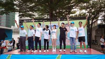 立法院江副院長、運動局游局長、維他露企業邵董事長等來賓與邊荷律一起為跑者鳴槍