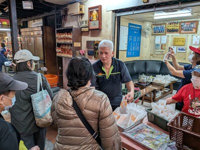 中市府今(11)日攜東興市場推購物促銷活動，免費送豬排 _0