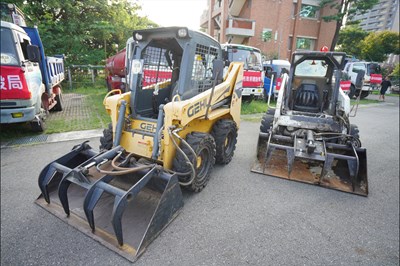 本次支援包含山貓、抓斗車等各式重機具