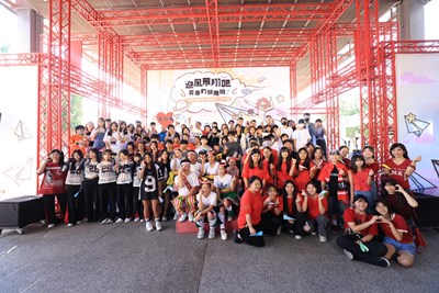 迎風起飛！臺中青少年登台秀自我　共慶國際兒童人權日