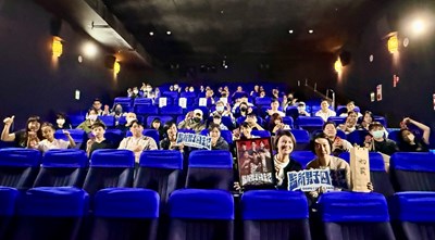 台中市影視發展基金會副執行長王允踰(前排左)，與《監所男子囚生記》製作人黃郁茹(前排右)，與現場觀眾一起合影留戀。