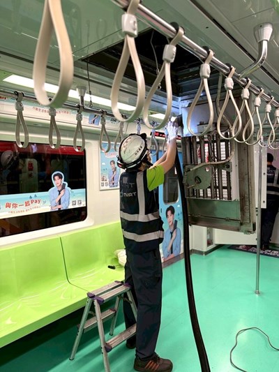 中捷公司維修人員在深夜進行電聯車空調系統清潔作業