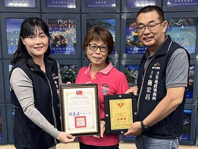 P02-陳綉英志工獲頒金牌獎_0