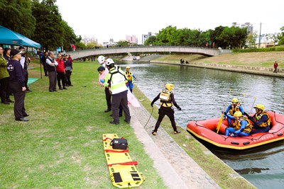 利用舟艇執行救援任務