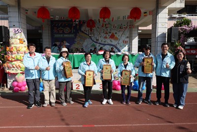 07_教育局陳雅新主秘與校長及表揚志工合影_0