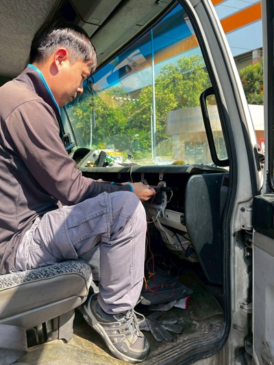 環保局派員安裝GPS