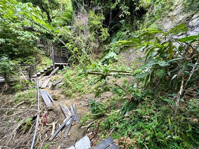 10號步道邊坡大範圍坍塌及掏空沖刷_0