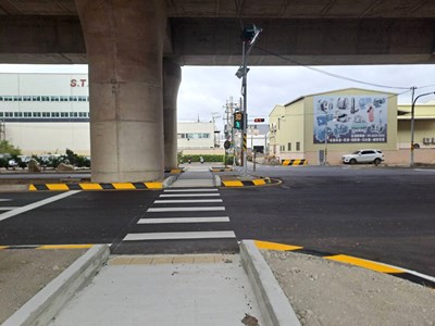 向上路九段與向上路九段465巷口增設行人庇護島及放大型行人專用號誌後，提升行人行走_0
