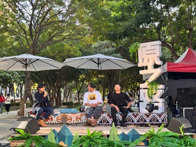 朱博揚 Tony 與 部落堂弟製販所 黃天培 進行分享交流