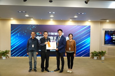 中市交通局推動「Go公車服務e碼通」，整合各項資訊並納入票證服務，獲得智慧城市AI創新應用特優獎