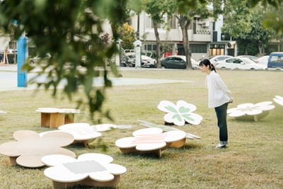 2025創意台中-位於黎明公園的花型元素的公共座椅大受民眾喜愛_0