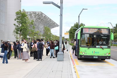 市府與客運業者合作於初期推出「綠美圖會展中心巡迴公車」服務