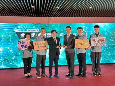 東勢地政事務所同仁與國發會主委領獎合影_0_0