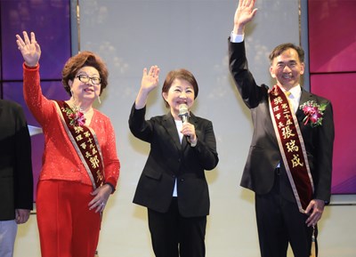 第19與20屆金手獎理事長交接  盧市長肯定企業家顧產業拚經濟