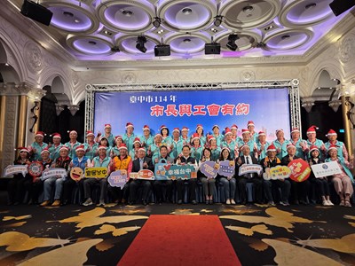 與臺中直轄市總工會合影