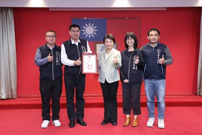 李局長獻獎給盧秀燕市長並與同仁大合照