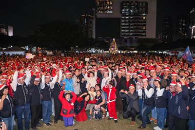 平安夜最暖風景 全台最多1088位聖誕老人報佳音 盧市長祈願：城市平安幸福 (2)_0