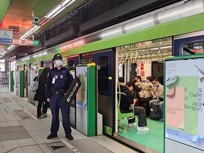 捷運警察在車站巡邏守望。