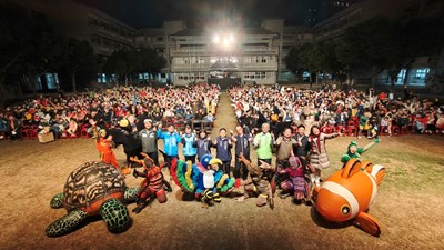 配合許良宇圖書館開幕，文化局亦特別邀請紙風車劇團至東勢國小演出