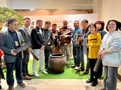 文化局副局長曾能汀代表市府出席，與貴賓合影