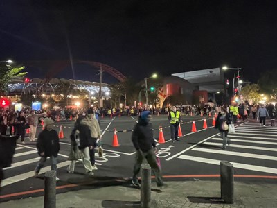 五月天演唱會周邊管制，請民眾配合現場交管人員疏導行止