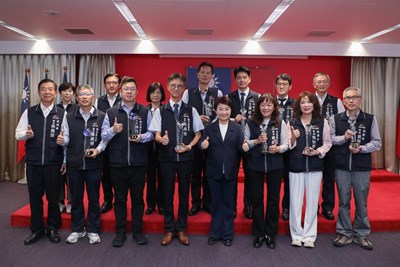 台中深耕廉能透明 各機關協力創造亮眼成果 盧市長親頒「廉能透明獎」勉勵同仁堅守清廉