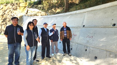 民政局長偕同東勢區長及隆興里長前往東勢區隆興里東坑路705巷視察檔土牆修復完工情形