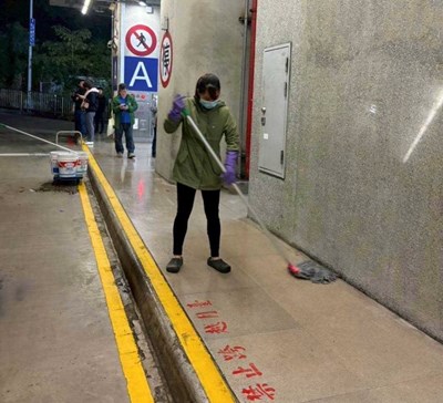 因應假期人潮往來，市府於車站、公車月台辦理清潔消毒工作