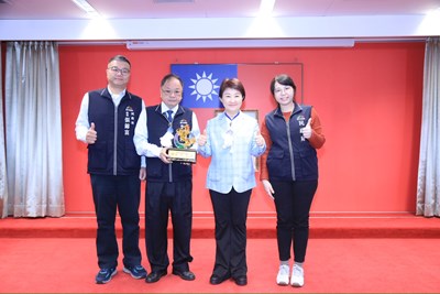 民政局長吳世瑋今（6）日於市政會議中獻獎