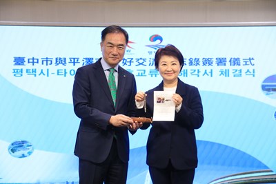 鄭市長親贈盧市長「川普總統同款鋼筆」  寓意深刻 展現雙方城市友好情誼