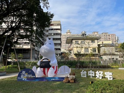 姆明媽媽(Moomin Mama)公仔坐在恊園好宅草地，望向恊園好宅象徵溫暖守護(日間燈光開啟前示意照片)1