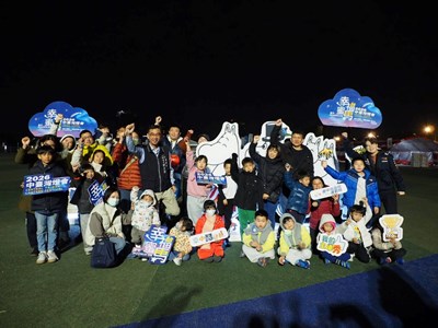 游局長與臺中藍鯨運動熱區足球班學員共同點亮「運動」的幸福蜜馬