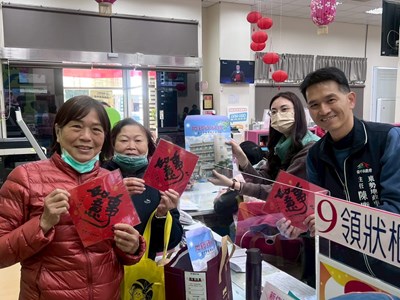 1東勢地政事務所於民眾領取權狀時暖心附贈「事事如意」新年春聯_0