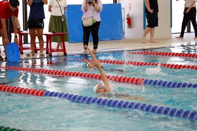 孩子假期持續接觸游泳